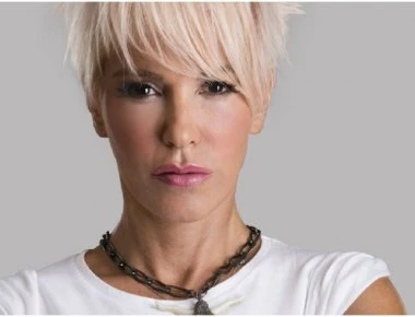 Νέο βίντεο από τη Νατάσα Καλογρίδη- Μόνο με τα εσώρουχα στο κρεβάτι